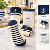 Chaussettes fantaisie brodées à motif rayé bleu marine et crème, vente en gros, artwork tricoté, OEM, marque privée, échantillonnage en vrac, emballage