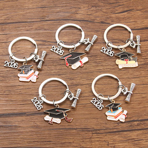 Porte-clés de diplômation promotion 2026, breloque émaillée en forme de toque et de diplôme avec pendentif « Diplômé » pour étudiants et cadeaux de fête - Product Image 2