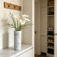 Vase cylindrique haut en résine, motif marbré minimaliste, artisanat, blanc et gris marbré, pour décoration de table.
