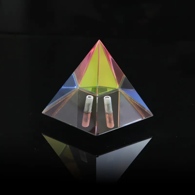 Atacado colorido claro k9 de cristal pirâmide de vidro óptico