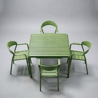 Table et chaises de salle à manger en alliage d'aluminium pour l'extérieur, style nordique moderne, créatif, durable, résistant aux UV, imperméable et anti-soleil.