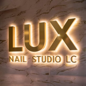 Enseigne LED personnalisée 3D avec logo, enseigne murale intérieure en métal rétroéclairée par LED, enseigne extérieure avec lettres en relief pour entreprise - Product Image 1