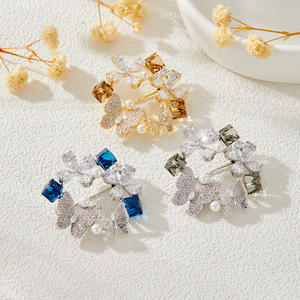 Broche Papillon Luxe Léger, Combinaison Cristal et Perle Haut de Gamme, Épingle de Vêtement Originale, Indispensable pour Corsage - Product Image 1