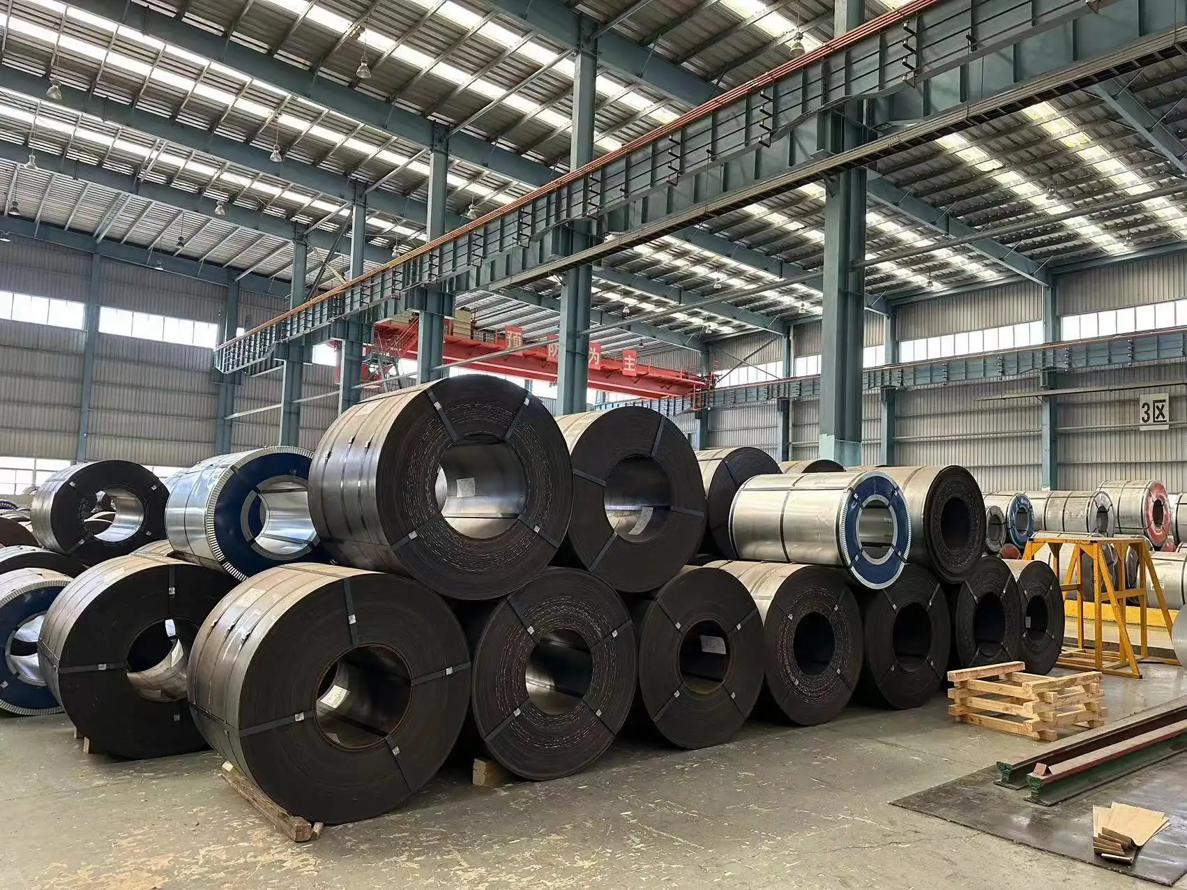 Levering China Fabrikanten Black Hot Rolled A36 Q195 Q235 Q355 Ss400 Low Carbon 1 ~ 12M Koolstofstaal Metalen Spoel 6Mm Dik