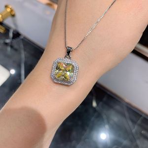 Conjunto de Joyería de Moda Ecológica con Colgante de Cobre con Zirconia Cúbica Corte Princesa y Baño de Oro para Boda, y Pendientes Geométricos - Product Image 2
