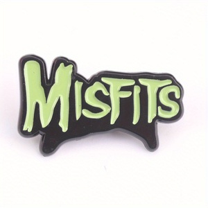 Broche clásico de culto <span class=keywords><strong>MISFITS</strong></span>-Letras verdes brillantes en una base negra en aerosol, parches de chaqueta de joyería punk rock Rebel - Product Image 4