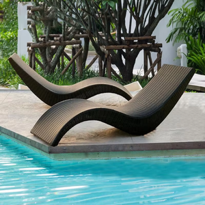 كرسي استلقاء خارجي حديث مقاوم للعوامل الجوية قابل للطي مصنوع من الراتان مع وسادة للفناء والشرفة وحمام السباحة - Product Image 6