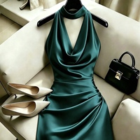 Robe élégante à col drapé, avec encolure drapée, plis à la taille pour une coupe ajustée, sexy, gracieuse, élégante, mini-robe