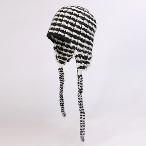 Recién llegado, gorro de punto a la moda para mujer, gorro de diseño a rayas en blanco y negro informal cálido para otoño e invierno con protección para los oídos - Product Image 1