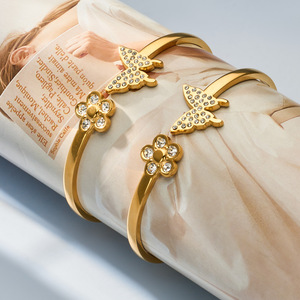 Bracelet ouvert en acier inoxydable plaqué or, étanche, hautement poli, orné de zircons floraux et de papillons, élégant, pour femme, idéal pour les soirées. - Product Image 2