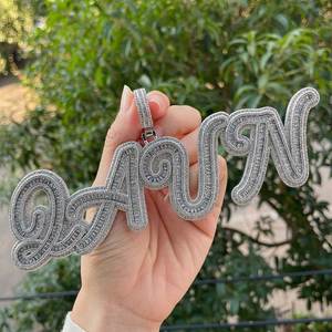 Collar NUOYA de Recién Lanzamiento con Nombre Personalizado-Dije con Letras Tipo Baguette Heladas y Piedra de Circonita Cúbica de Talle Cuadrado, Collar con Dije Fino - Product Image 2