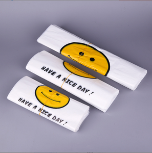 أكياس تسوق بلاستيكية عالية الجودة ورخيصة ومخصصة على شكل تي شيرت - Product Image 5