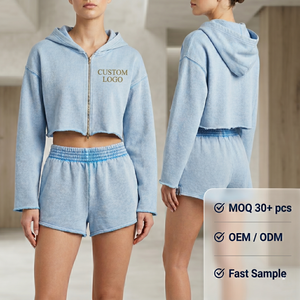 Conjunto de <span class=keywords><strong>dos</strong></span> piezas casual para mujer: Sudadera corta con cremallera y pantalones de cintura alta por encima de la rodilla. Proveedor OEM/ODM con logotipo personalizado. - Product Image 1