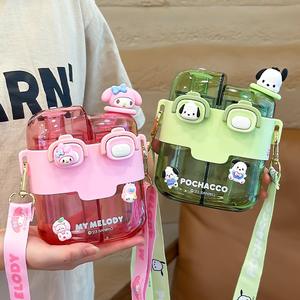 Botella de agua Zuo Mu Sanrio Kuromi de gran capacidad con doble pajita, taza para estudiantes libre de BPA, regalo de regreso a clases para niños. - Product Image 2