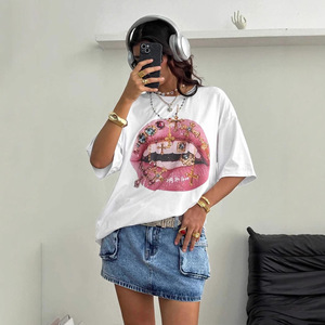 เสื้อยืดพิมพ์ลายริมฝีปากโลโก้สั่งทำขายส่งสำหรับผู้หญิง เนื้อผ้าโพลีเอสเตอร์ระบายอากาศได้ดี ทรงหลวม แขนสั้น ลายกราฟิก สไตล์สตรีทแฟชั่น เสื้อท็อปสำหรับฤดูใบไม้ผลิ - Product Image 3