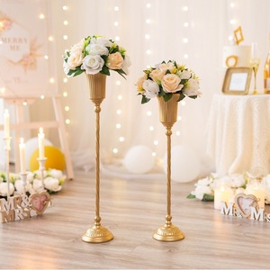 Vase en métal haut de gamme de style rétro européen, finition dorée, en fer forgé, pour la décoration d'allées de mariage, porte-fleurs de style traditionnel - Product Image 1