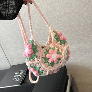 Borsa a Tracolla Artigianale in Cotone Lavorata all'Uncinetto con Design Floreale, Stile Fresco e Dolce per Donne - Product Image 1