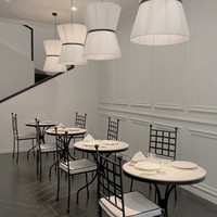 Ensemble de mobilier de salle à manger d'extérieur de style campagnard français, table et chaises de restaurant commercial pour hôtel, café, jardin