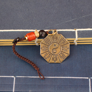Portachiavi pendente Dingtong in ottone puro vintage con simboli Tai e Otto Trigrammi, ornamento da appendere, bifacciale - Product Image 4