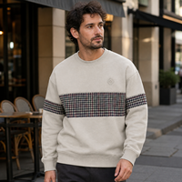Sweat-shirt à col rond personnalisé en tissu écossais beige avec détail brodé sur la poitrine pour homme