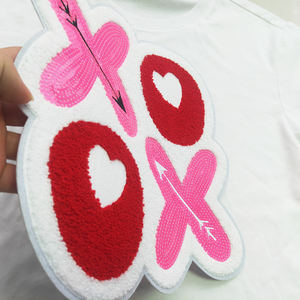 Fábrica personalizada al por mayor Día de San Valentín brillo lentejuelas gran chenilla toalla bordado XOXO hierro en parches para ropa - Product Image 2