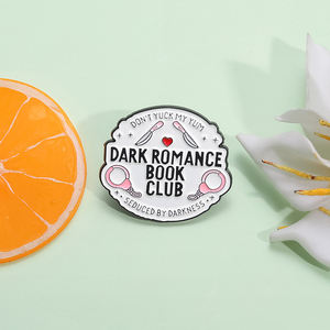 Donkere Romantiek Boekenliefhebber Emaille Spelden Gothic Verleiding Thema Broche Revers Badge Sieraden Cadeau Voor Vrienden Lezers - Product Image 3