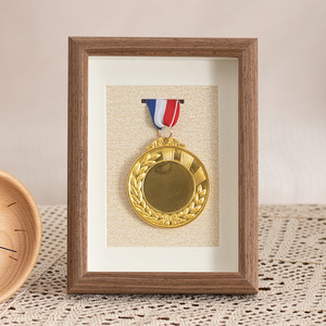 Cadre Photo de médaille en <span class=keywords><strong>bois</strong></span> A4 noir ou blanc avec 3 <span class=keywords><strong>tapis</strong></span> affichage de cadre d'ombre de médaille pour les coureurs vainqueur de la <span class=keywords><strong>course</strong></span> de marathon et tous les sports - Product Image 6