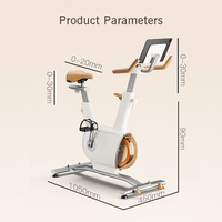 Indoor-Cycling-Bike mit Magnetwiderstand und Riemenantrieb mit Ledersitz für leises Cardio-Training zu Hause.