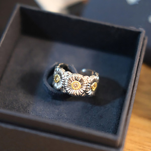 Anello da cocktail con fiore Q383 per donna, gioiello regalo con zirconi cubici creati in laboratorio e montatura a griffe - Product Image 2