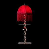 Lampe de table de mariage style victorien avec abat-jour en tissu à franges ivoire et support en métal doré pour événements et fêtes