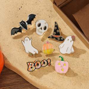 Tema cruzado Aleación de zinc Insignia plateada Impresión UV Acabado pintado Dibujos animados Caprichoso Murciélago Fantasma Calabaza Broche Accesorio - Product Image 3