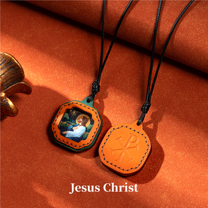 Collar con Icono Católico de Jesucristo, Regalo de Pascua, Marco de Cuero Cosido de Alta Calidad, Arte en Miniatura, Obsequio Cristiano de Pascua - Product Image 1