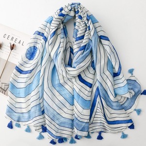 Écharpes longues et grandes pour femmes, imprimées de motifs géométriques rayés multicolores, en coton doux, avec pompons, pour l'été - Product Image 1
