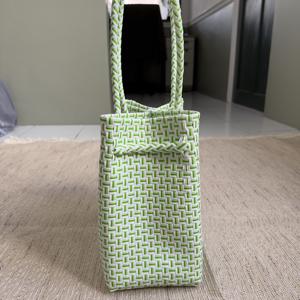 Sacs à main uniques en tissu blanc et vert faits à la main pour femmes, sac tissé de qualité supérieure en plastique recyclé, tissage recyclé d'Indonésie - Product Image 5