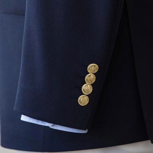 Abito da <span class=keywords><strong>uomo</strong></span> Regal <span class=keywords><strong>blazer</strong></span> doppiopetto in lana blu navy con <span class=keywords><strong>bottoni</strong></span> dorati, abbigliamento elegante per dirigenti, vestibilità perfetta per la collezione primavera autunno - Product Image 3
