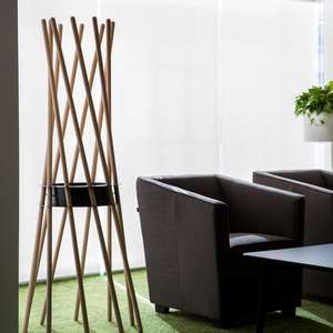 Perchero Moderno Minimalista de Madera y Metal con Base Redonda, Ecológico y Duradero para Uso en Interiores, Oficina, Escuela o Taller - Product Image 3