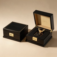 Boîte à parfum en bois noir brillant de luxe avec plaque métallique personnalisée, charnière dorée en velours pour emballage cadeau de marque de parfum ou d'huile essentielle