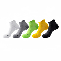 Chaussettes de performance athlétique MQ 026 avec design de trous d'aération, désodorisantes, absorbant les chocs, chaussettes courtes pour hommes, vente en gros