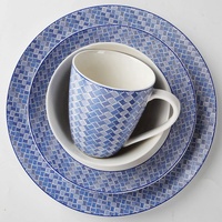 Service de table 16 pièces en porcelaine fine (New Bone China) avec assiettes et bols, décor en relief sous glaçure, pour marque privée, de la Manufacture de Céramique