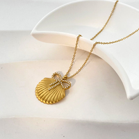 Collier Rétro Chic en Perles Blanches avec Nœud Coquillage et Plaqué Or 18K, Perles Blanches