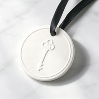 Diffuseur d'arômes en céramique rond fait main à suspendre pour voiture, placard, maison – Pierre parfumée naturelle aux huiles essentielles – Décoration et cadeau