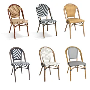 Chaises de bistrot français d'extérieur, ensemble de salle à manger noir pour restaurant avec design en osier et rotin aspect bambou pour cour intérieure