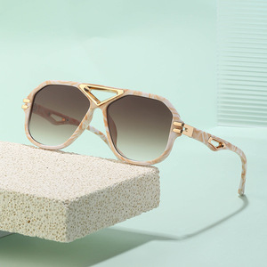 Gafas de Sol Europeas para Hombre, Protección UV400, Marco de Plástico y Metal, Lentes de PC Clase 2, Estilo Retro Steampunk, Color Mármol Té C5 - Product Image 1