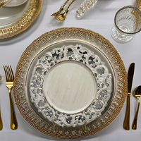 L'assiette de salle à manger en PP de style classique offre une sensation élégante, et l'agencement des tables de mariage et de fête semble exquis