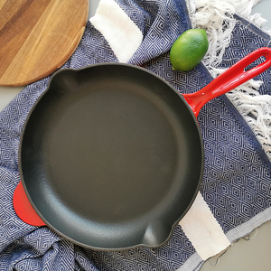 12 "classique <span class=keywords><strong>en</strong></span> <span class=keywords><strong>fonte</strong></span> émaillée grande poêle antiadhésive avec émail noir à l'intérieur costume pour four cuisinière à induction à gaz - Product Image 6