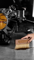 Brosse de nettoyage pour café MHW-3BOMBER B-Line avec étui en cuir, manche en noyer et poils de cheval naturels