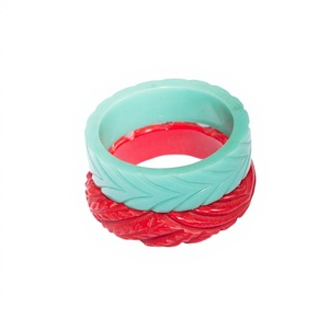 กำไลข้อมือเรซิ่นทำมือที่ดีที่สุด ดีไซน์ถักเปียสีแดงและสีเขียวมิ้นท์ รูปทรงกลมแบบศิลปะ เครื่องประดับสะสม - Product Image 1
