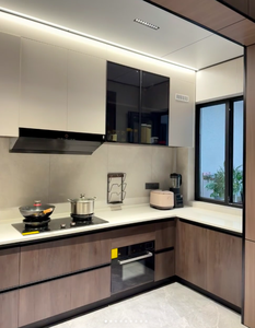 Meubles de cuisine modulaires modernes sur mesure Santopova, armoires murales en contreplaqué, porte en verre, dosseret, évier - Product Image 1