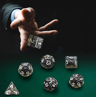 Dés polyédriques noirs mouchetés d'étoile de résine avec la numérotation blanche pour des jeux de rôle de table