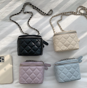 Bolso de Invierno Pequeño Cuadrado con Patrón de Diamantes, Estilo Mini 2022, con Cadena Acolchada y Diseño de Caja de Lápiz Labial - Product Image 6